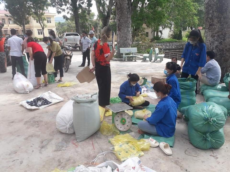 Người dân xã Vĩnh Hùng (huyện Vĩnh Lộc) góp nhu yếu phẩm gửi bà con TP Hồ Chí Minh.