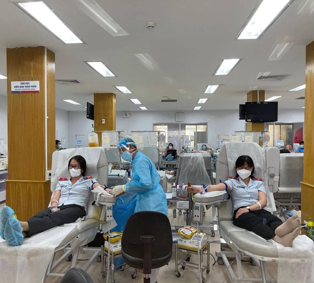 Công đoàn viên chức ở các cơ quan quản lý nhà nước tham gia hiến máu.