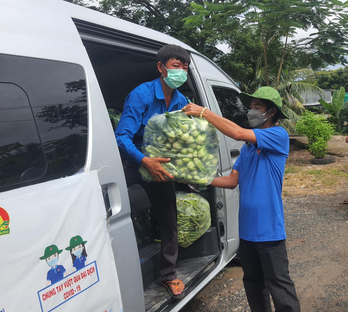 Lực lượng đoàn viên thanh niên vận chuyển rau củ quả cho người dân bị phong toả.