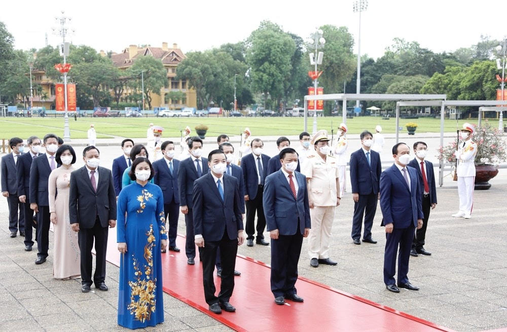 Đoàn đại biểu thành phố Hà Nội tưởng niệm Chủ tịch Hồ Chí Minh. (Ảnh: Dương Giang/TTXVN).