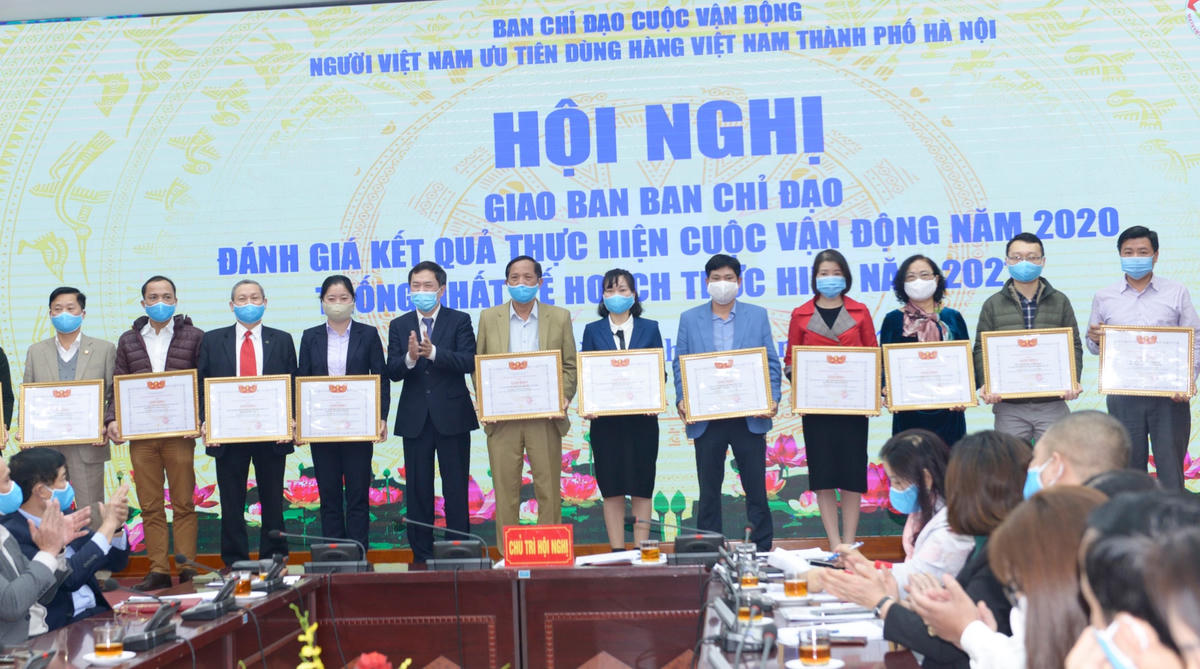Ban chỉ đạo CVĐ thành phố trao bằng khen cho các tập thể, cá nhân xuất sắc.