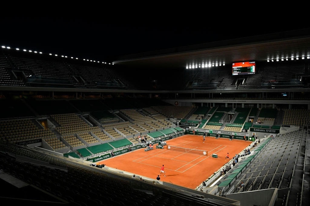 Djokovic thi đấu vào buổi tối ở Paris.