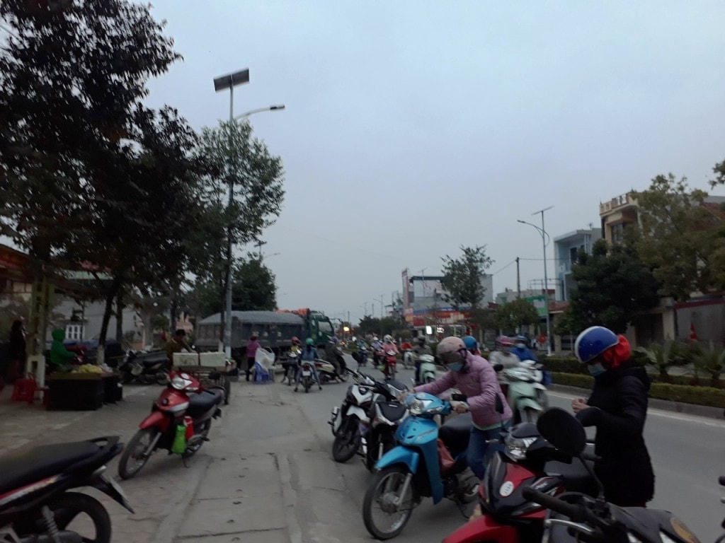 Giờ tan tầm, hơn 10 nghìn công nhân túa ra đường gây ra tình trạng hỗn loạn bán mua trên quãng đường dài gần 1km tại thị trấn Quán Lào.