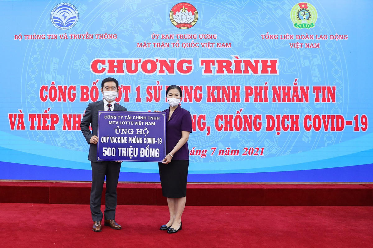 Phó Chủ tịch Trương Thị Ngọc Ánh tiếp nhận ủng hộ từ Công ty Tài chính TNHH MTV Lotte Việt Nam.