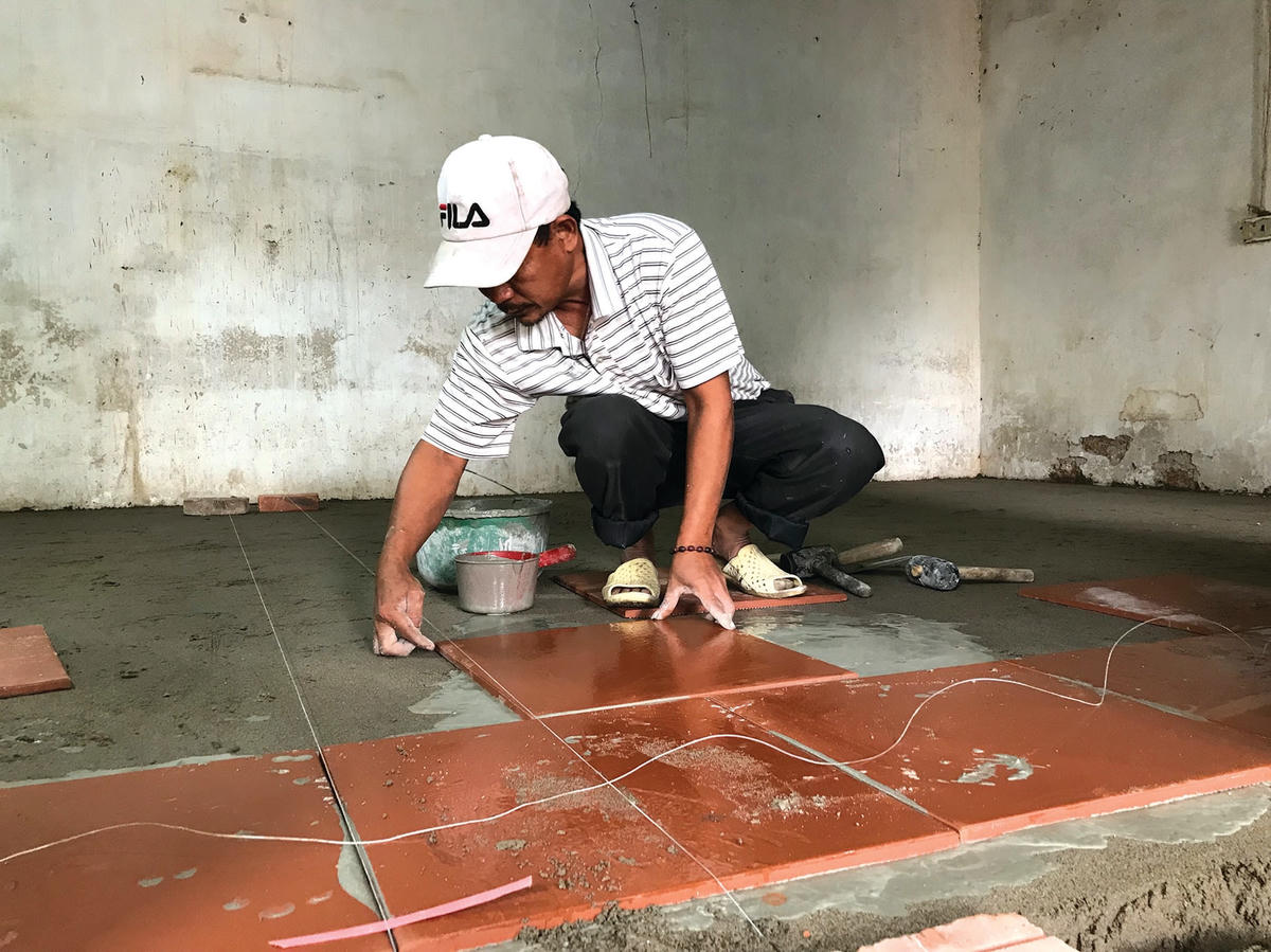 Dụng cụ của thợ xây nhiều khi rất đơn giản, chỉ là cái dao, cái bay, cuộn dây cước…