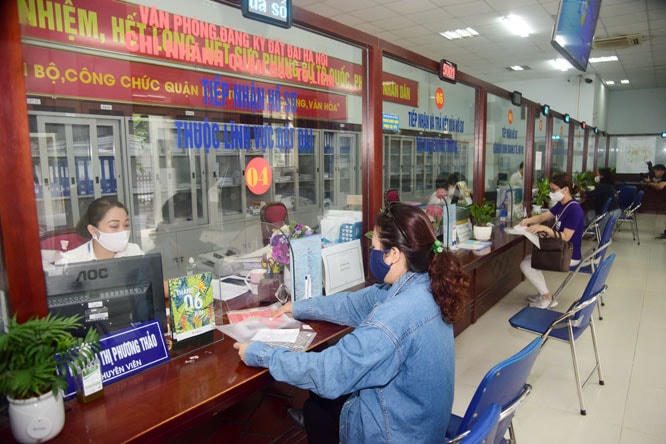 Người dân làm thủ tục hành chính tại cấp phường.