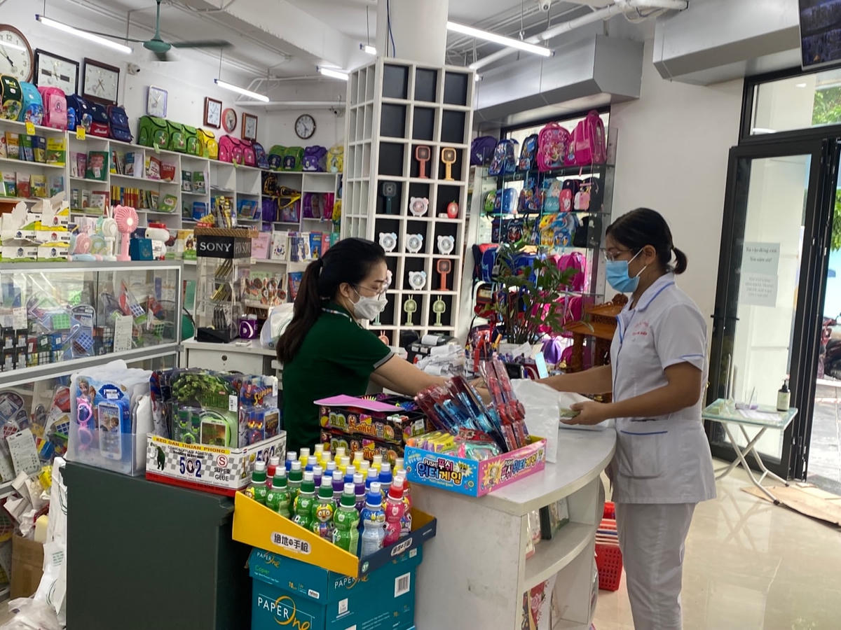 Hàng quán mở cửa trở lại, người dân xếp hàng dài mua hàng