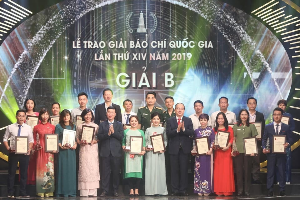 Trưởng ban Tuyên giáo Trung ương Võ Văn Thưởng và Bí thư Thành ủy TP Hồ Chí Minh Nguyễn Thiện Nhân trao Giải B cho các tác giả.