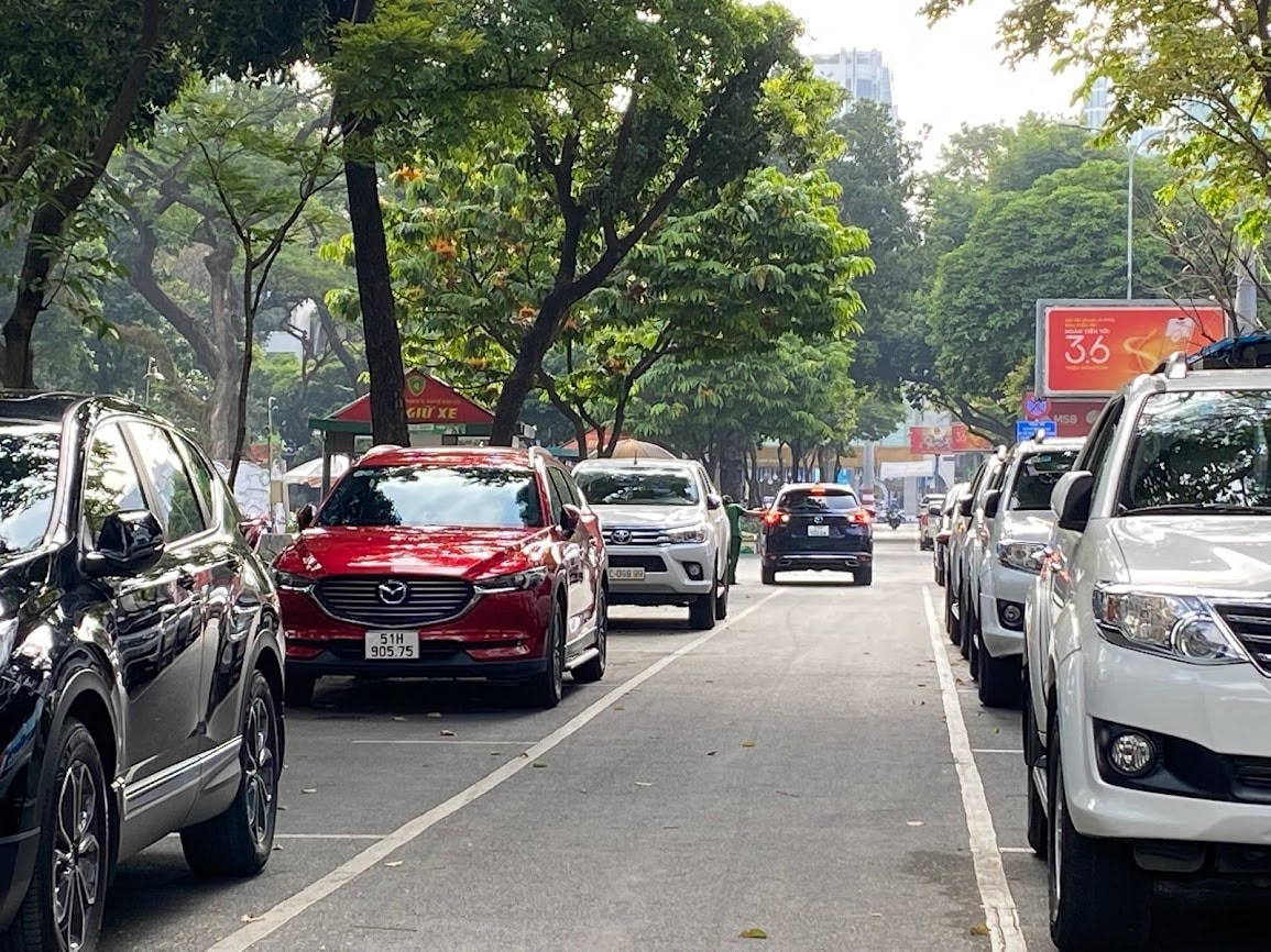 Nhiều tuyến đường tại TPHCM đã cho đậu xe để thu phí.