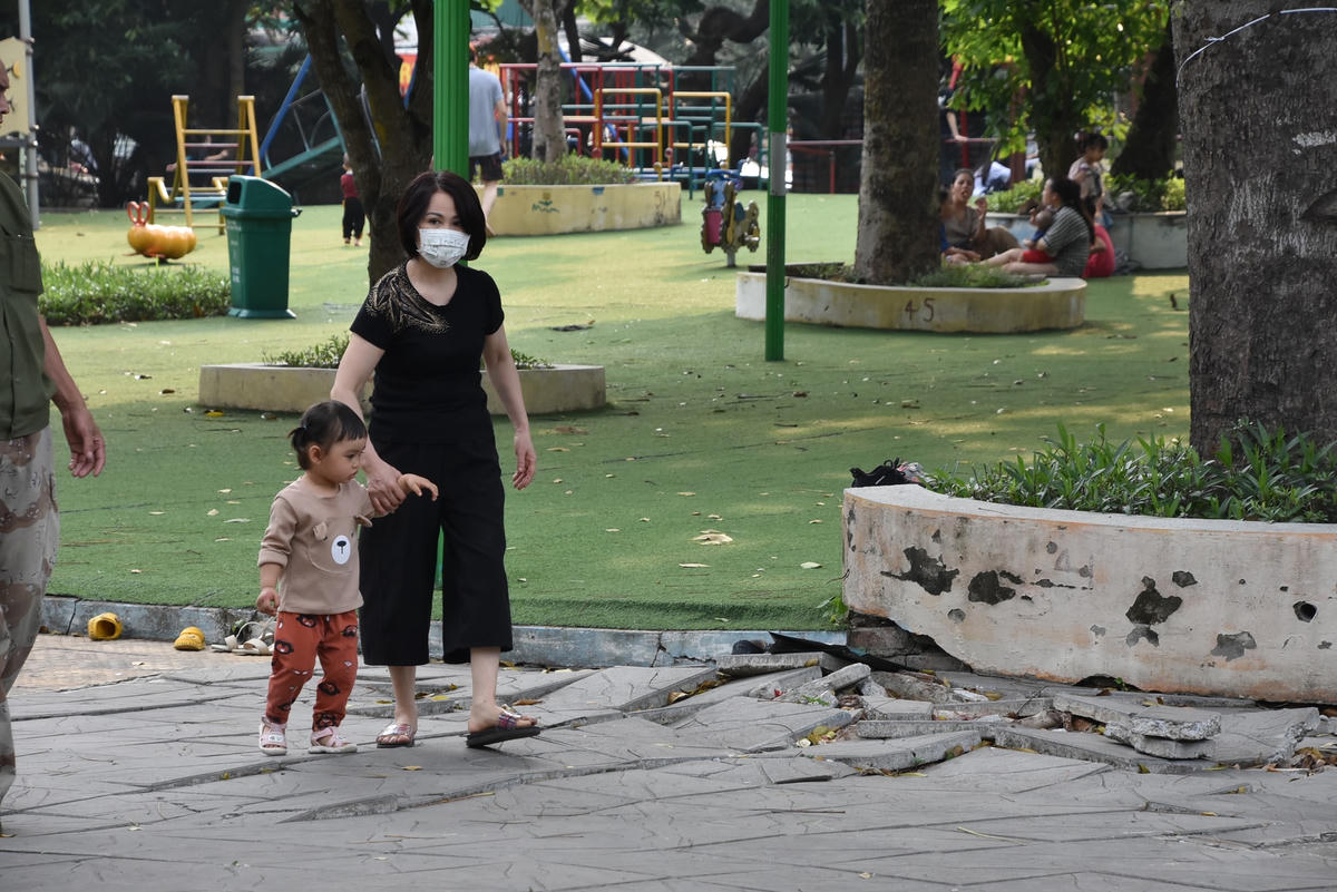 Thường xuyên cho con nhỏ đến chơi tại công viên mỗi buổi chiều, chị Trần Tú Trinh (phường Dịch Vọng Hậu) không khỏI lo lắng: "Lúc nào cũng phải theo sát con vì khu vui chơi lởm chởm gạch đá, rất dễ vấp ngã khi các con nô đùa". 
