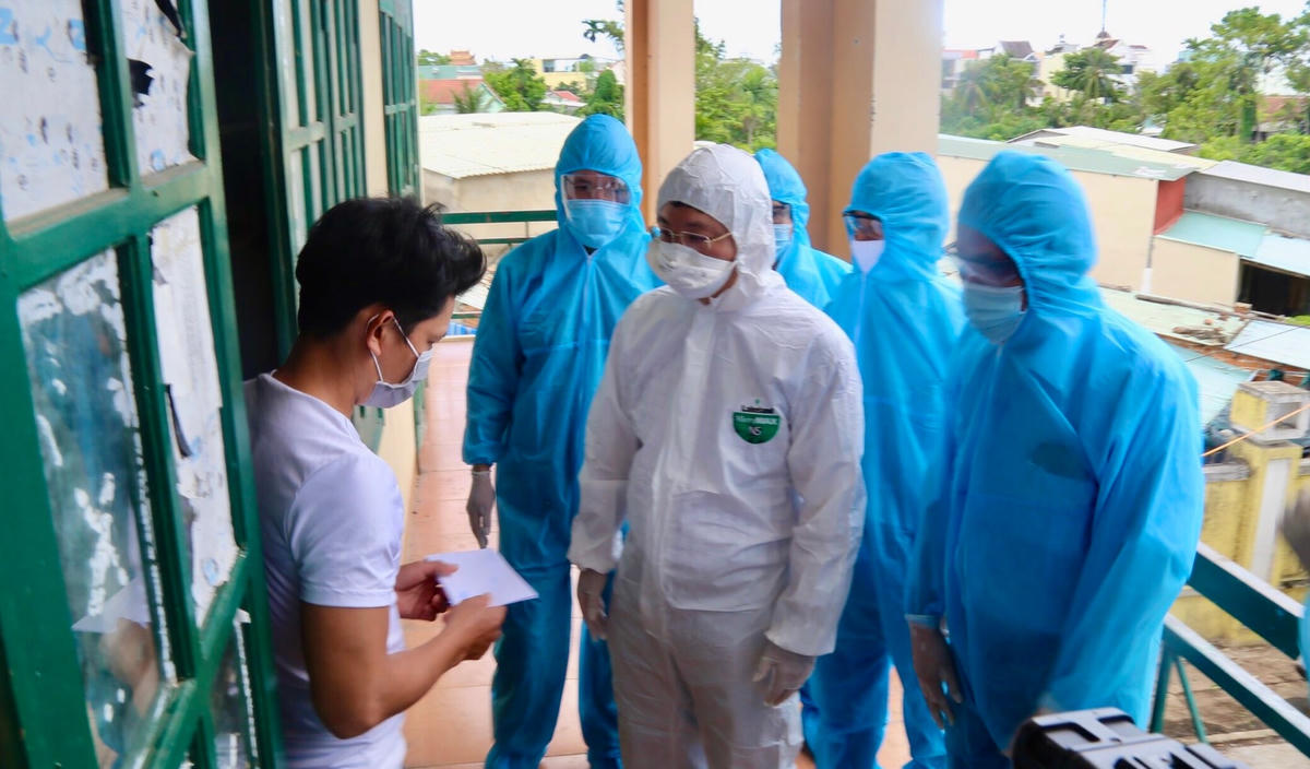 Chủ tịch UBND tỉnh Lê Trí Thanh (áo bảo hộ trắng) động viên người dân xa xứ về quê.