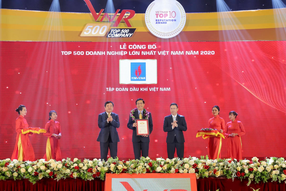 Ông Trần Quang Dũng, Trưởng Ban TT&VHDN đại diện Petrovietnam nhận vinh danh TOP 500 doanh nghiệp lớn nhất VN