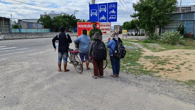 Thất nghiệp, 4 mẹ con quê Nghệ An đạp xe hàng ngàn km về quê.