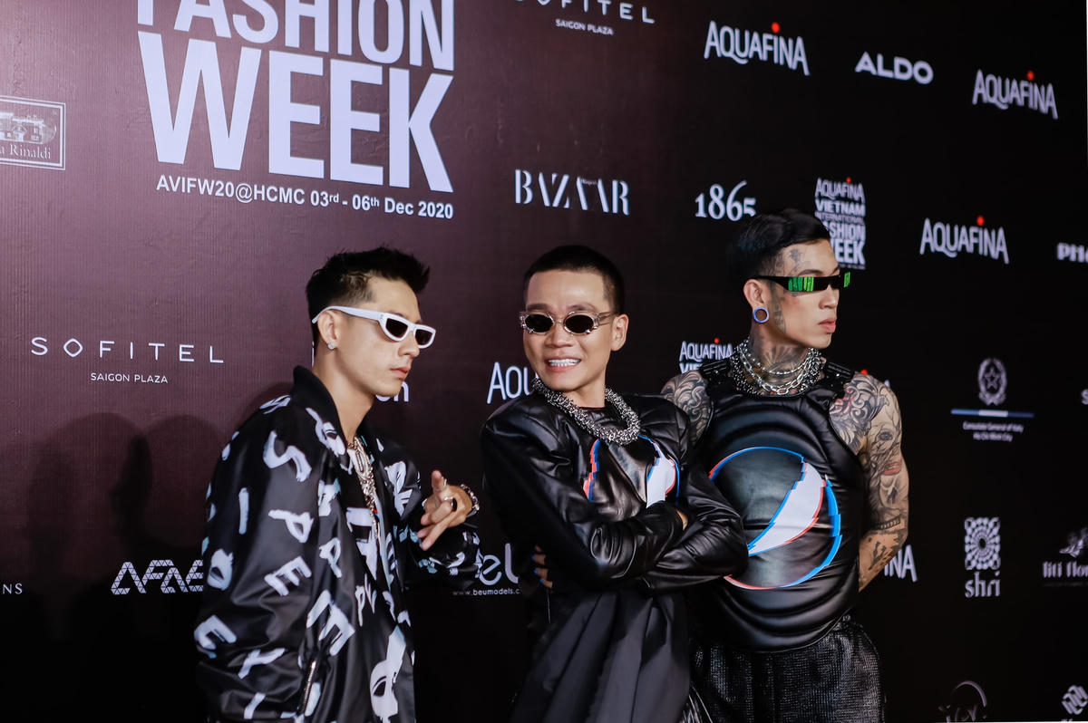 Bộ ba thầy trò rap Việt (từ trái qua: Lăng LD, Wowy, Dế Choắt) "kool" ngầu tại sự kiện.