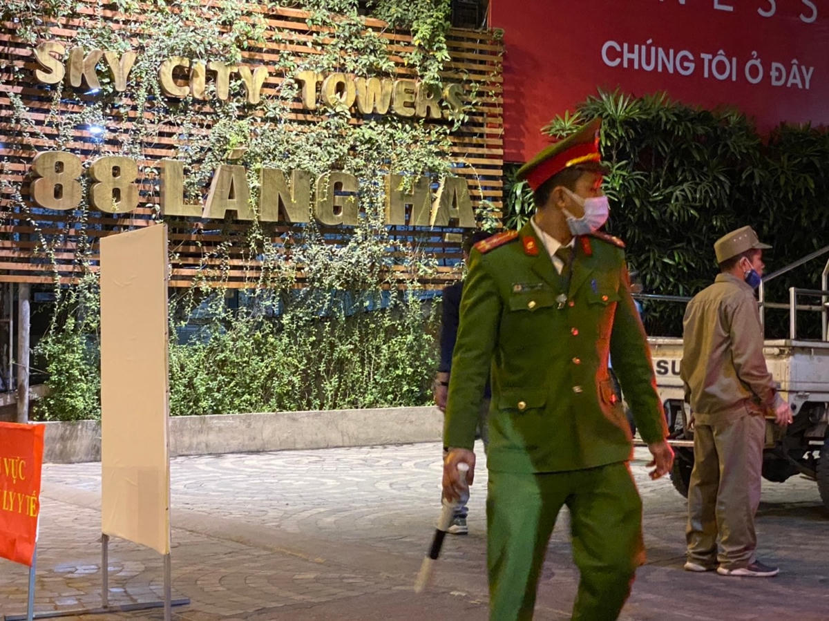 [ẢNH] Phong tỏa tòa nhà Chung cư 88 Láng Hạ nơi BN1956 sinh sống