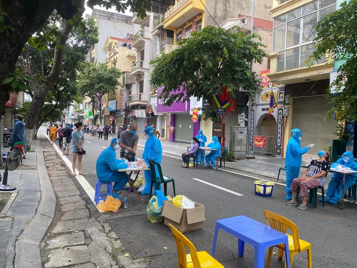 [ẢNH] Hà Nội phong tỏa tạm thời một đoạn phố Sơn Tây do liên quan 2 ca dương tính