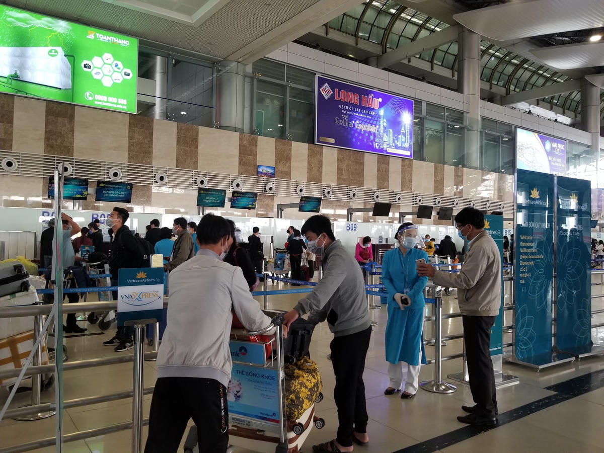 Nhân viên tại sân bay được trang bị khẩu trang.