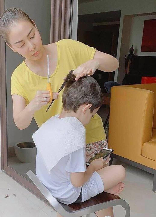 Ca sĩ Thu Minh tự tay cắt tóc cho con trai trong những ngày ở nhà chống dịch.