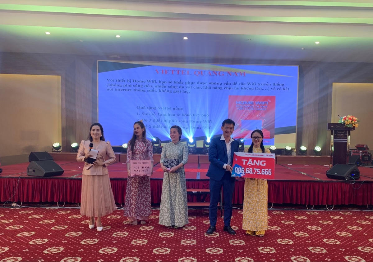 Trao tặng thưởng cho những người trúng thưởng.