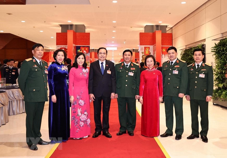 Bí thư Trung ương Đảng, Chủ tịch UBTƯ MTTQ Việt Nam Trần Thanh Mẫn và các đại biểu chụp ảnh chung trước giờ khai mạc phiên họp trù bị. (Ảnh: TTXVN).