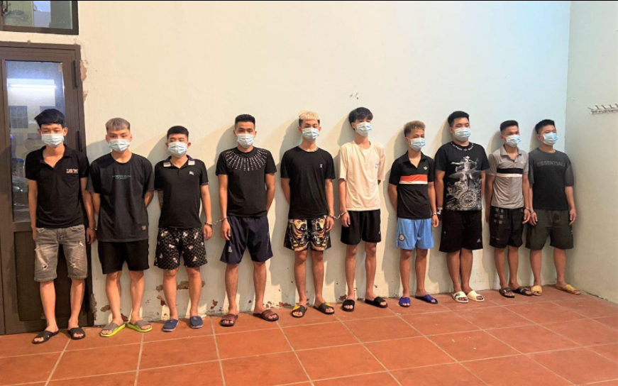 Các đối tượng sau khi bị bắt giữ.
