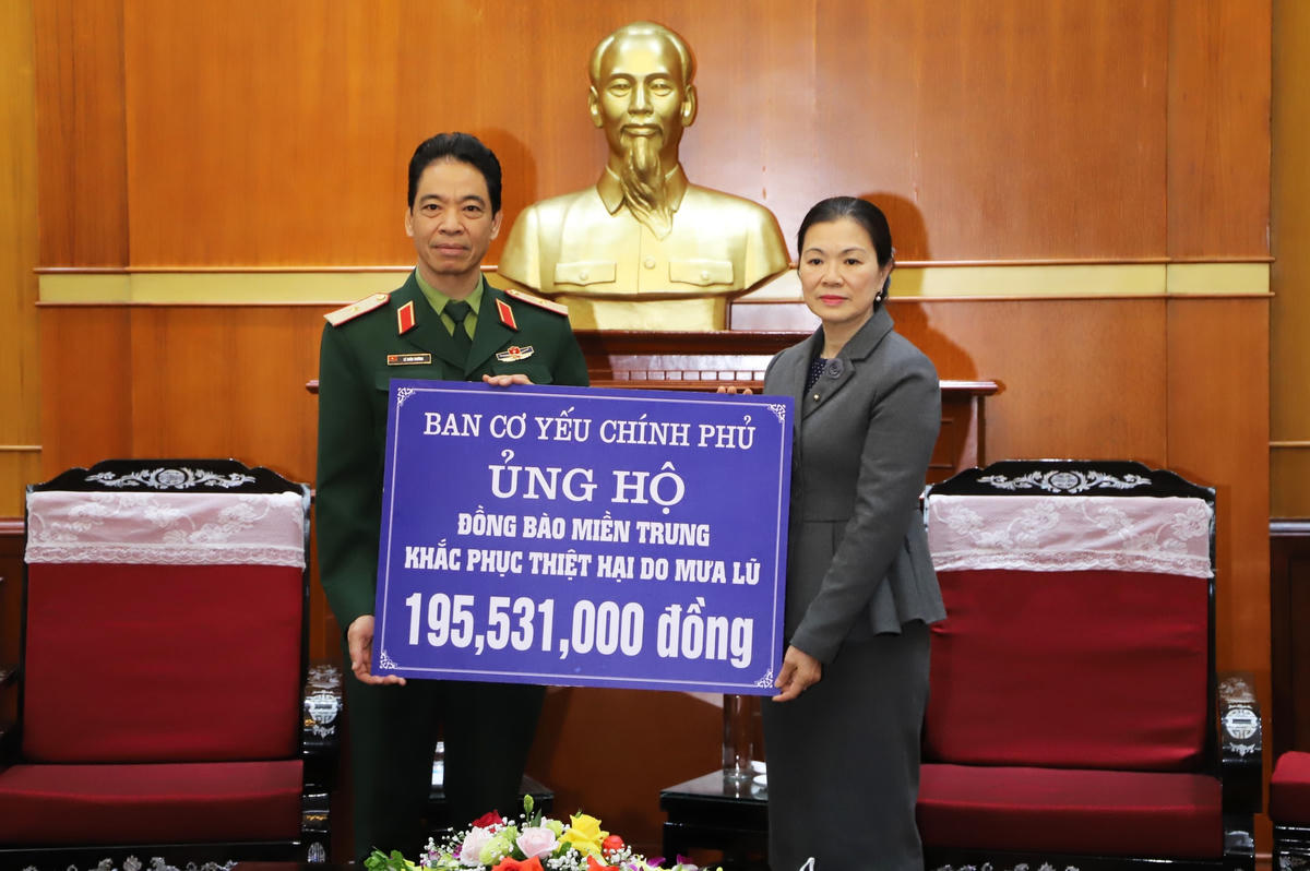 Phó Chủ tịch Trương Thị Ngọc Ánh tiếp nhận ủng hộ.