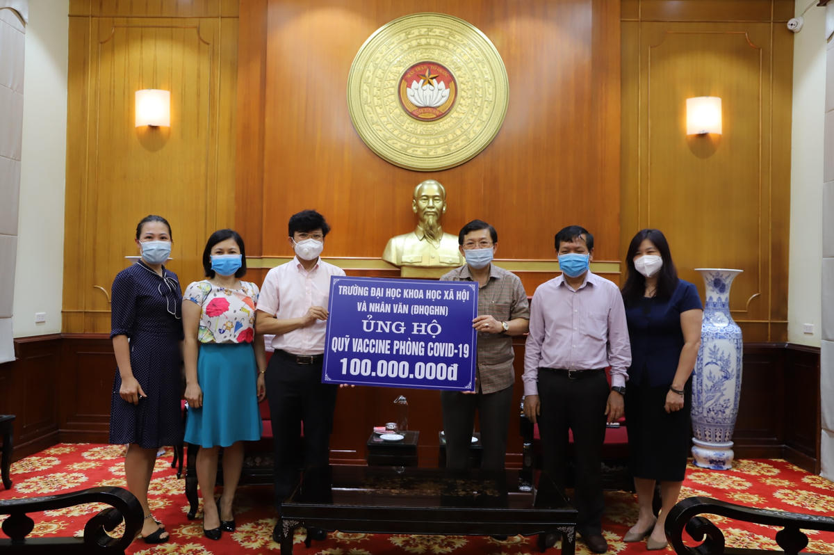 Phó Chủ tịch Nguyễn Hữu Dũng tiếp nhận ủng hộ từ Trường Đại học Khoa học Xã hội và Nhân văn.