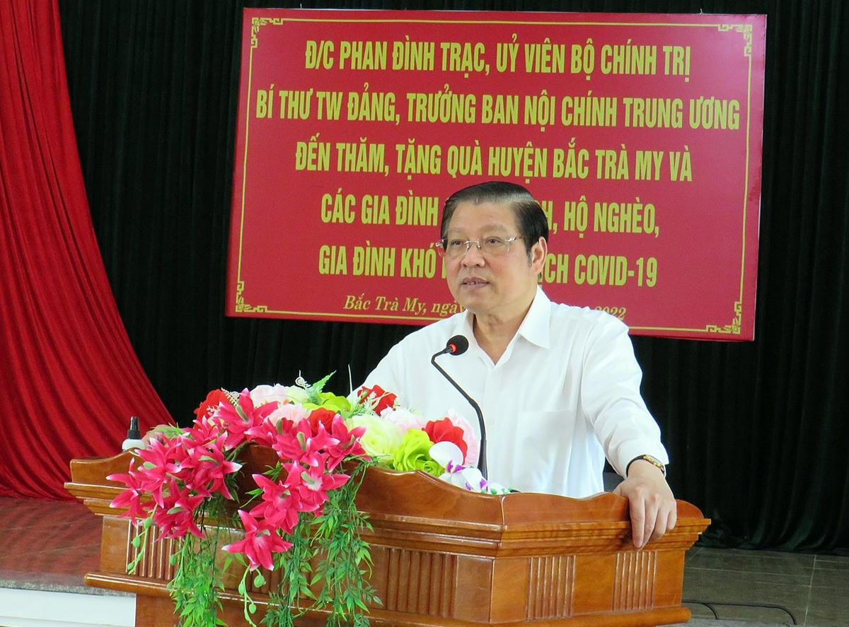Ông Phan Đình Trạc phát biểu tại buổi tặng quà Tết