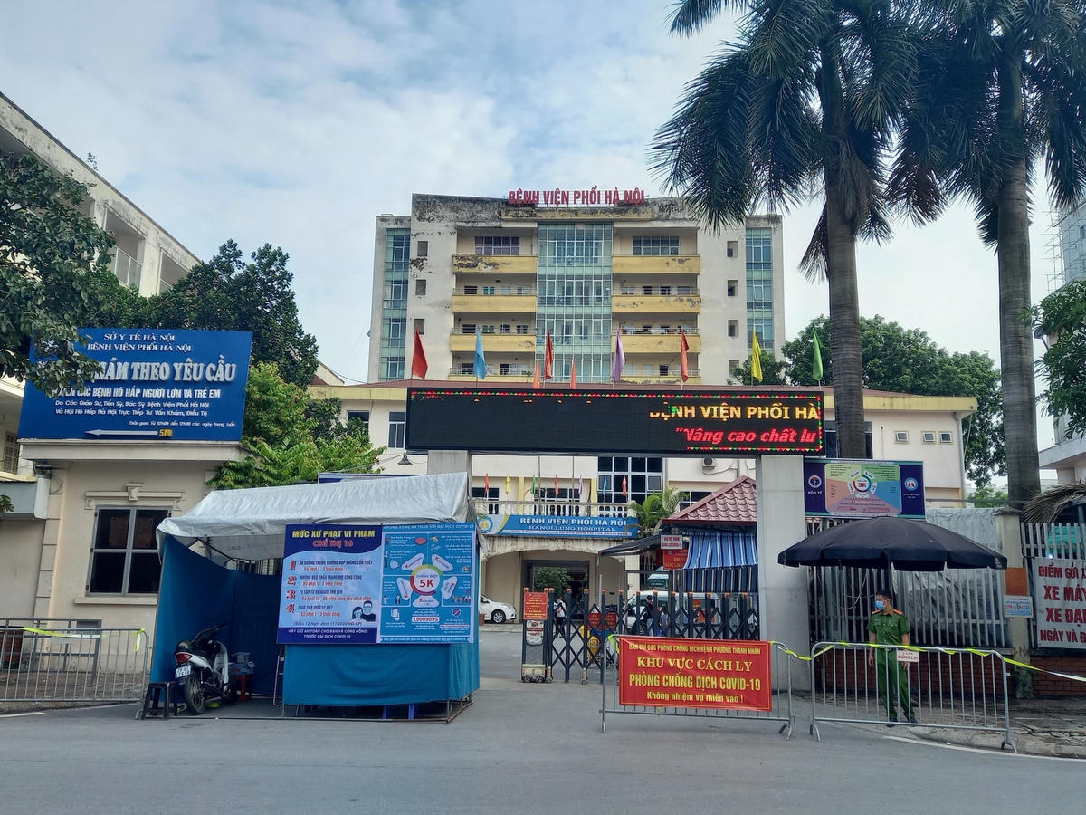 Phong tỏa Bệnh viện Phổi Hà Nội. Ảnh: Phạm Sỹ.  