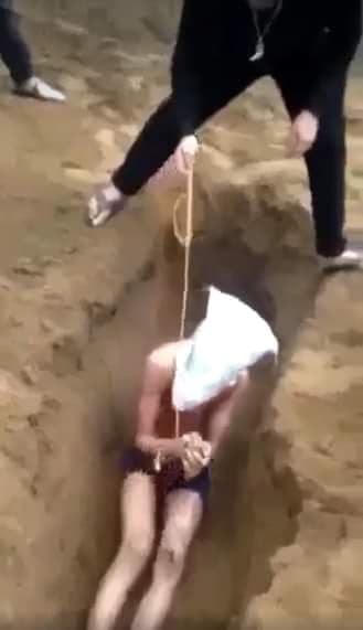 Điều tra clip nam thanh niên bị hành hạ như thời Trung cổ	