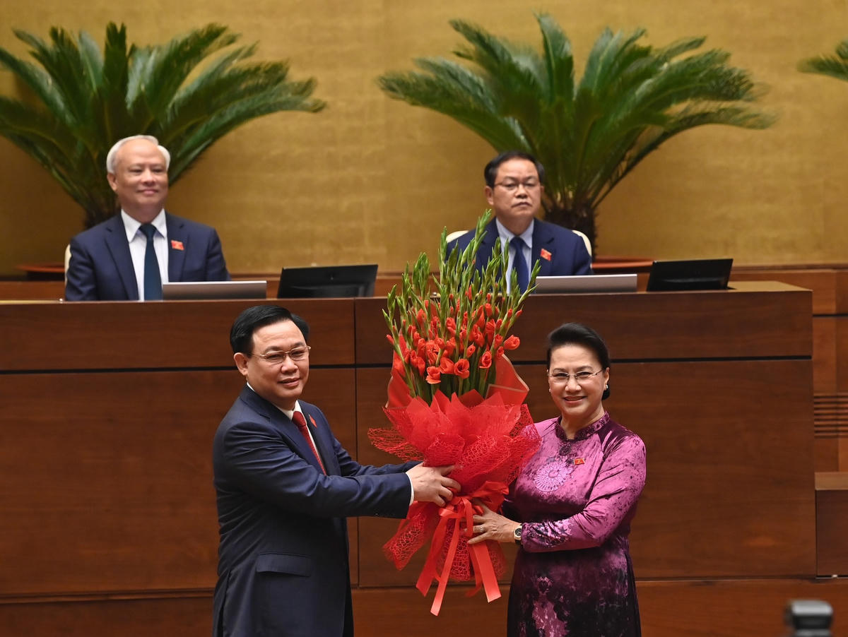 Nguyên Chủ tịch Quốc hội Nguyễn Thị Kim Ngân tặng hoa tân Chủ tịch Quốc hội Vương Đình Huệ Ảnh: Quang Vinh.