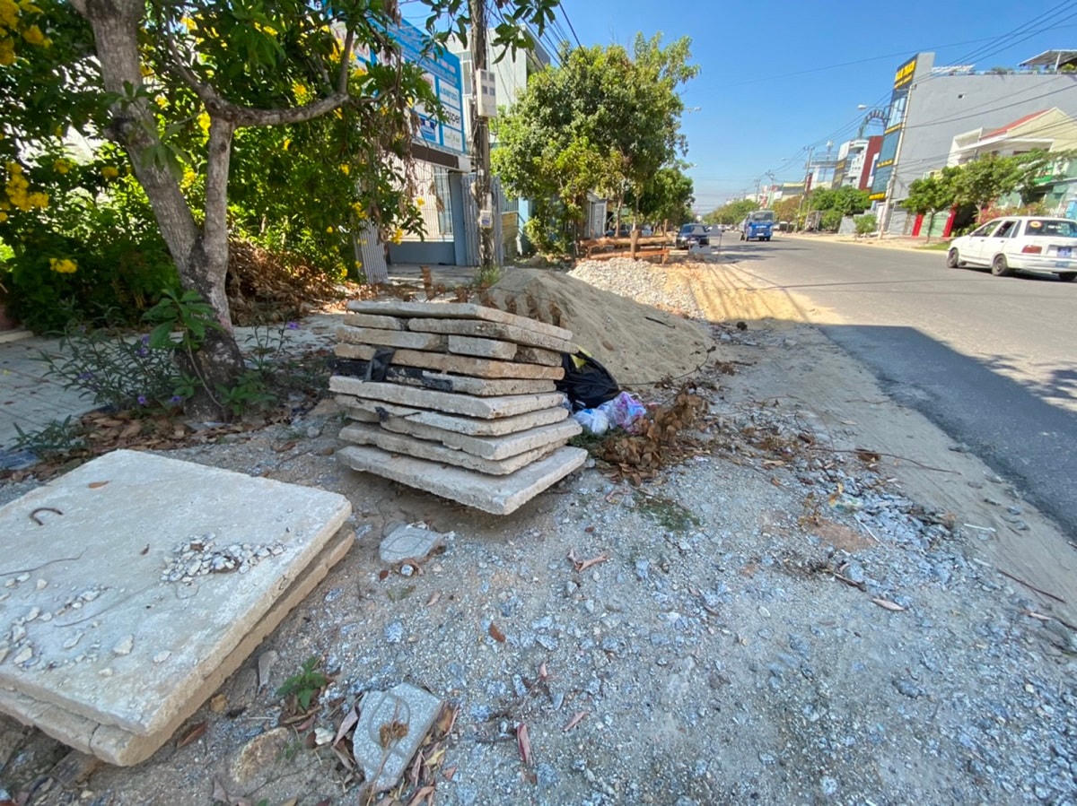 Vật liệu ngổn ngang, đất cát đầy lề đường.