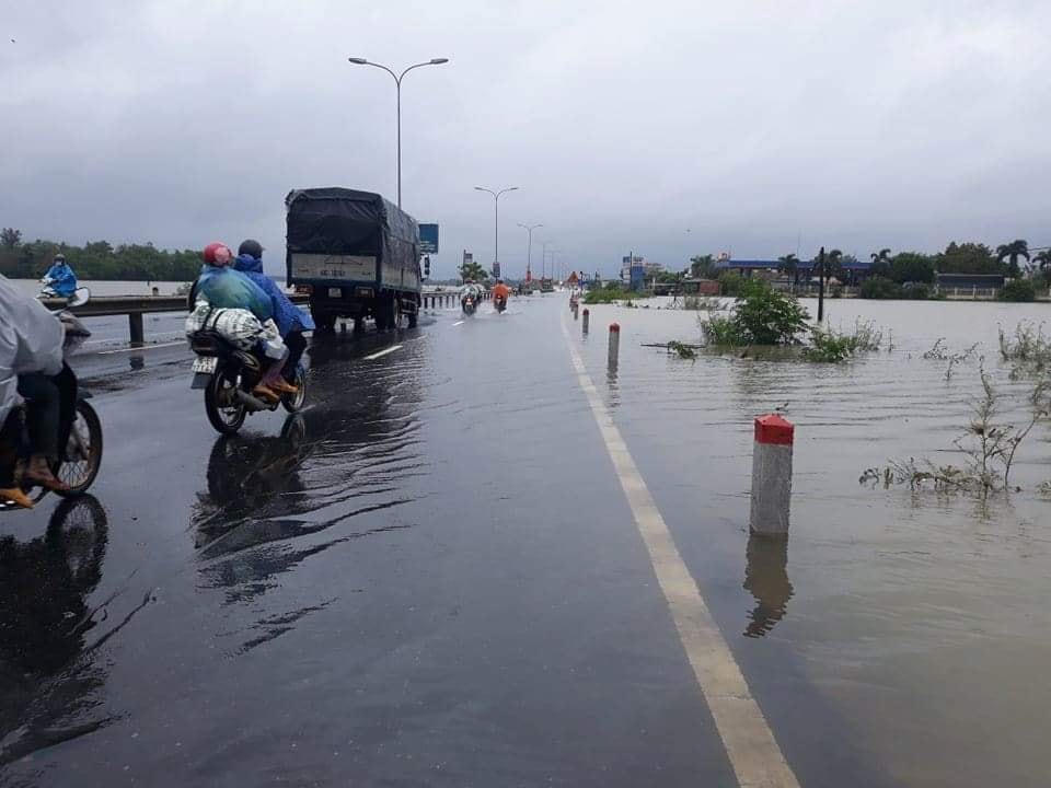 Nhiều nơi mưa lớn nước ngập gây gián đoạn giao thông.