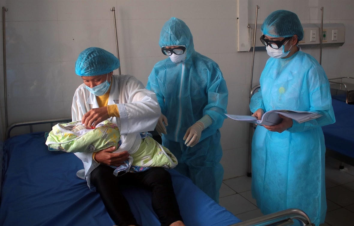 Y bác sĩ thăm sức khỏe sản phụ sinh con tại khu cách ly phòng, chống Covie-19 tại Cao Bằng.
