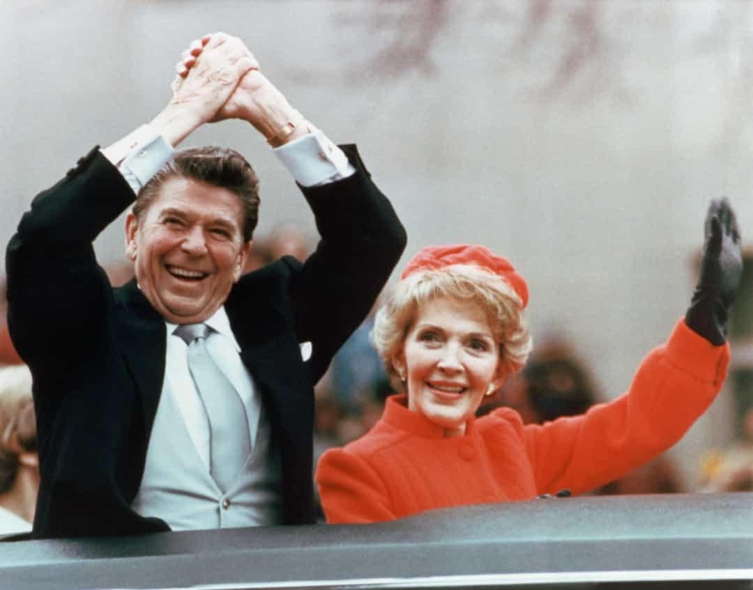 Trong lễ nhậm chức đầu tiên của Tổng thống thứ 40 Ronald Reagan vào năm 1981, Đệ nhất phu nhân Nancy Reagan đã mặc một chiếc áo khoác có màu đỏ mà sau này được gọi là "đỏ Reagan".  