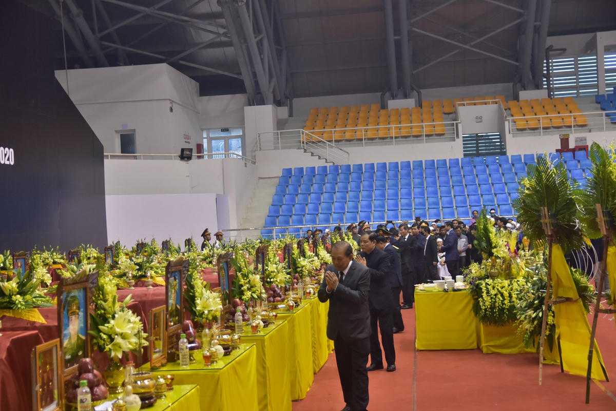 Phó Thủ tướng Thường trực Chính phủ Trương Hòa Bình cùng đoàn vào viếng 22 liệt sĩ.