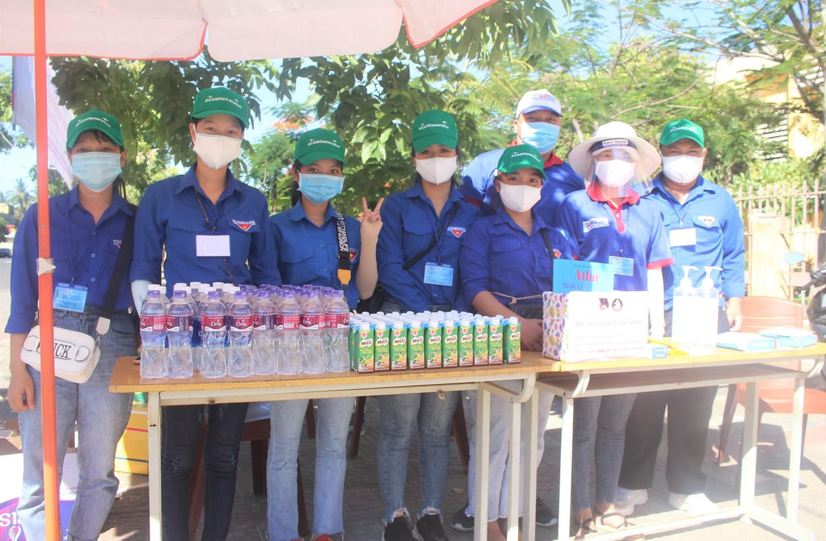 Các bạn tình nguyện viên tiếp sức mùa thi.