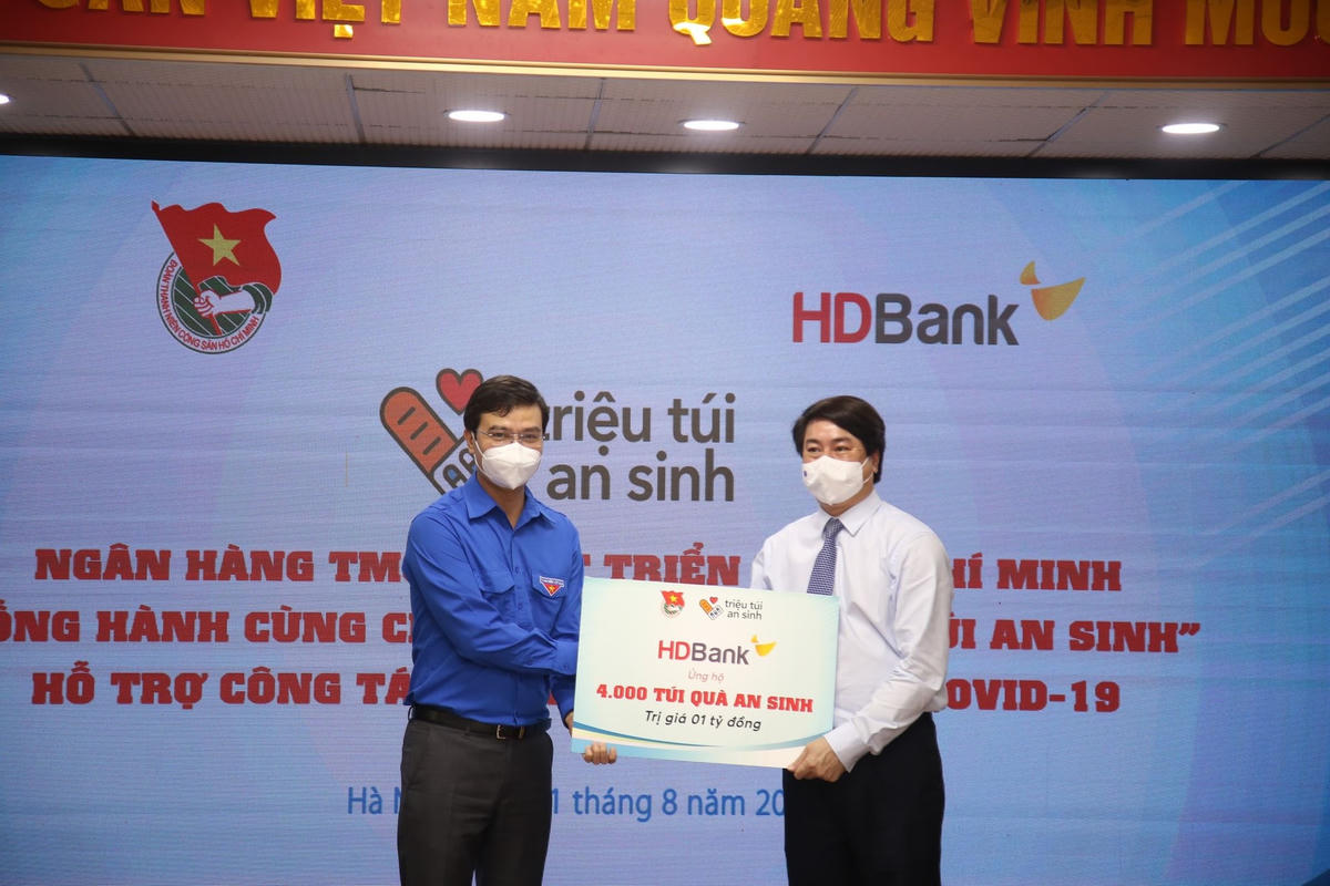 Đại diện Trung ương Đoàn tiếp nhận ủng hộ từ các đơn vị tài trợ. 