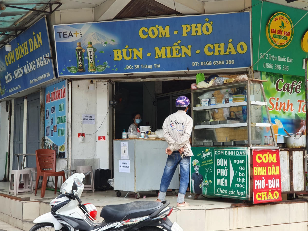 Xung quanh Bệnh viện Phụ sản Trung ương, các quán ăn cũng vắng vẻ hơn thường ngày.