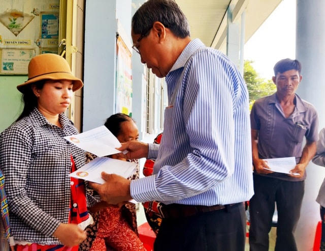 Phó Bí thư Thường trực Tỉnh ủy An Giang Lê Văn Nưng trao tiền hỗ trợ cho các hộ bị thiệt hại do hỏa hoạn.