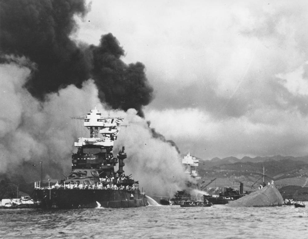Bức ảnh từ tháng 7/1941, một phần thân tàu USS Oklahoma bị lật úp và bắt đầu chìm sau khi hư hại nặng nề ở Trân Châu Cảng, Oahu, Hawaii. Ảnh: AP.