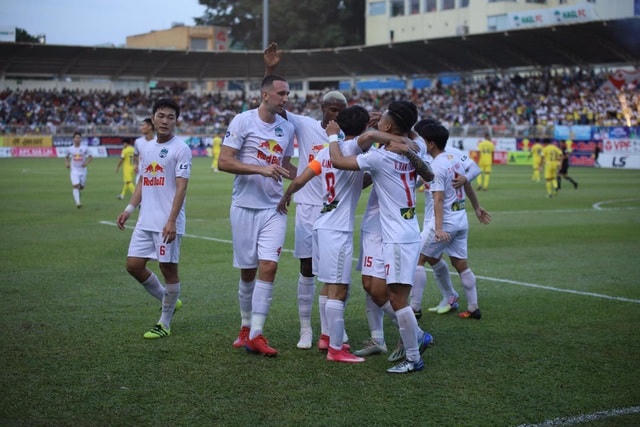 HA Gia Lai tiếp tục dẫn đầu V-League 2021, hơn CLB Viettel 3 điểm.  