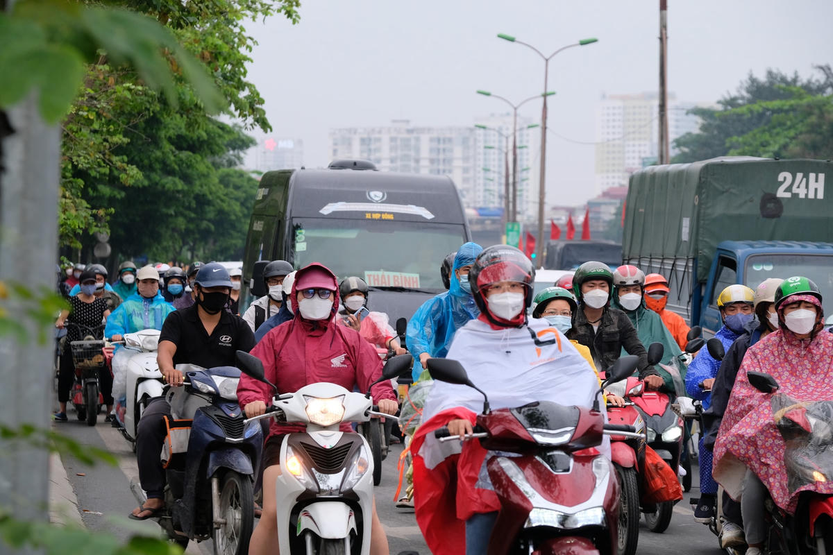 Nhiều người tỏ ra khó chịu vì bị mắc kẹt gần cả tiếng đồng hồ trên đường.
