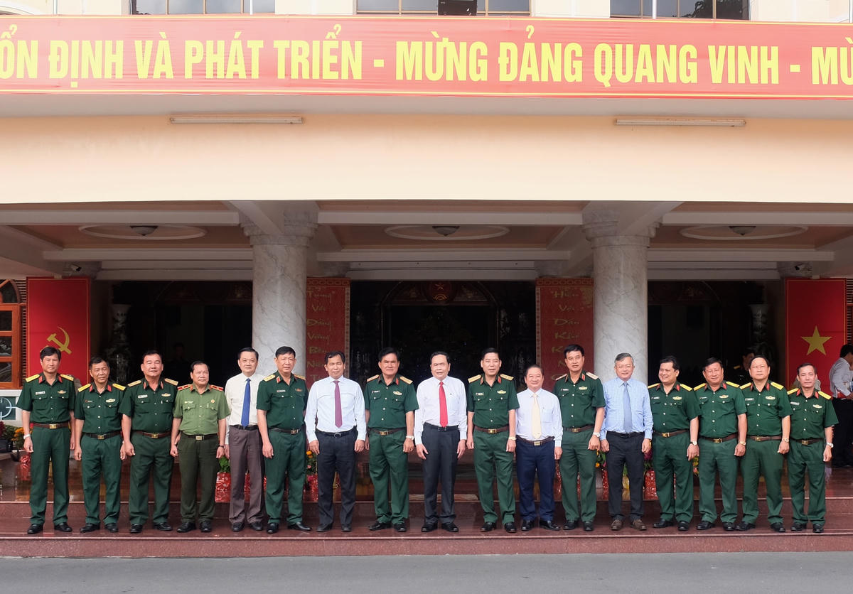 Chủ tịch Trần Thanh Mẫn và đoàn công tác chụp ảnh lưu niệm với lãnh đạo Bộ Tư lệnh Quân khu 9.