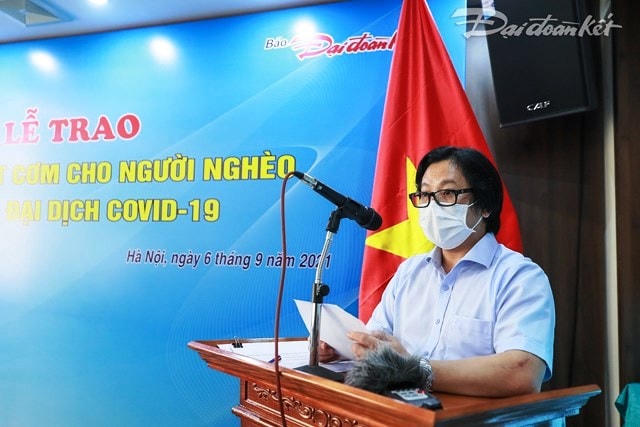 Nhà báo Lê Anh Đạt, Quyền Tổng Biên tập báo Đại Đoàn Kết tại buổi Lễ phát động chương trình “Cơm cho người nghèo trong đại dịch Covid-19” (Ảnh: Quang Vinh).