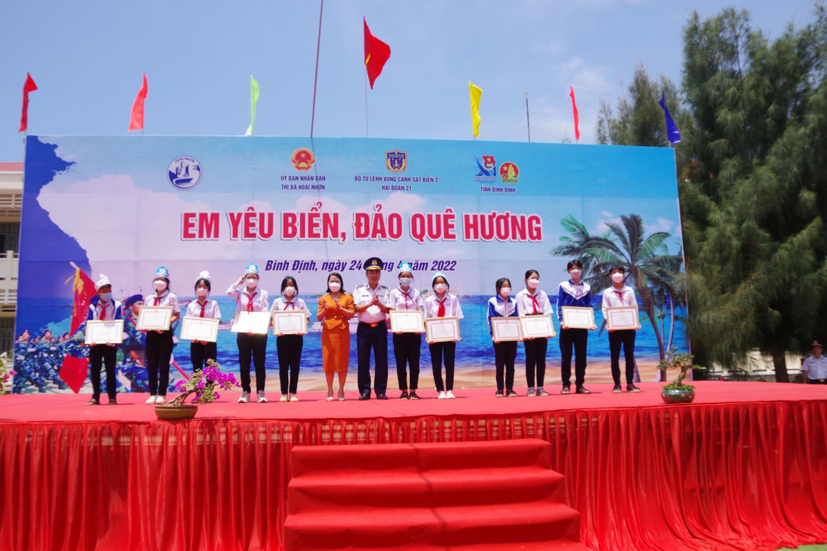 Thượng tá Triệu Quang Quy trao giải Nhì, Ba, Khuyến khích thi vẽ tranh và em yêu biển đảo quê hương.