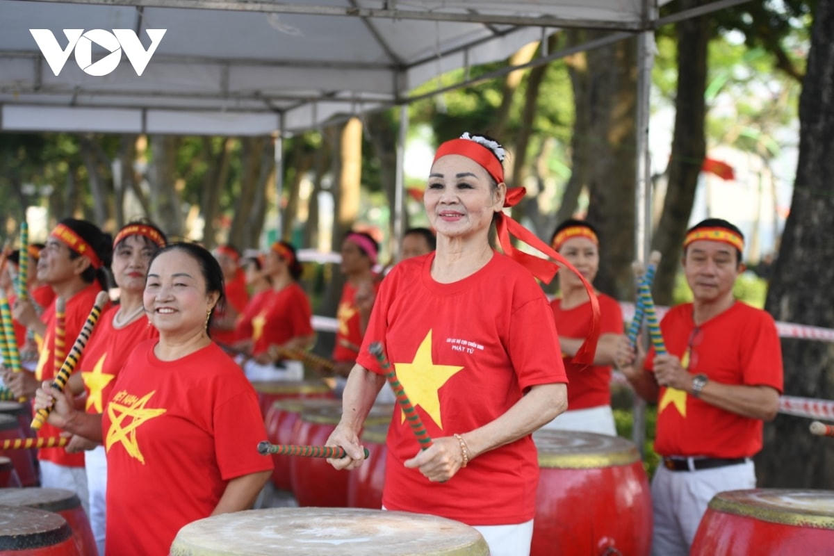 Màn trống hội khai mạc giải.