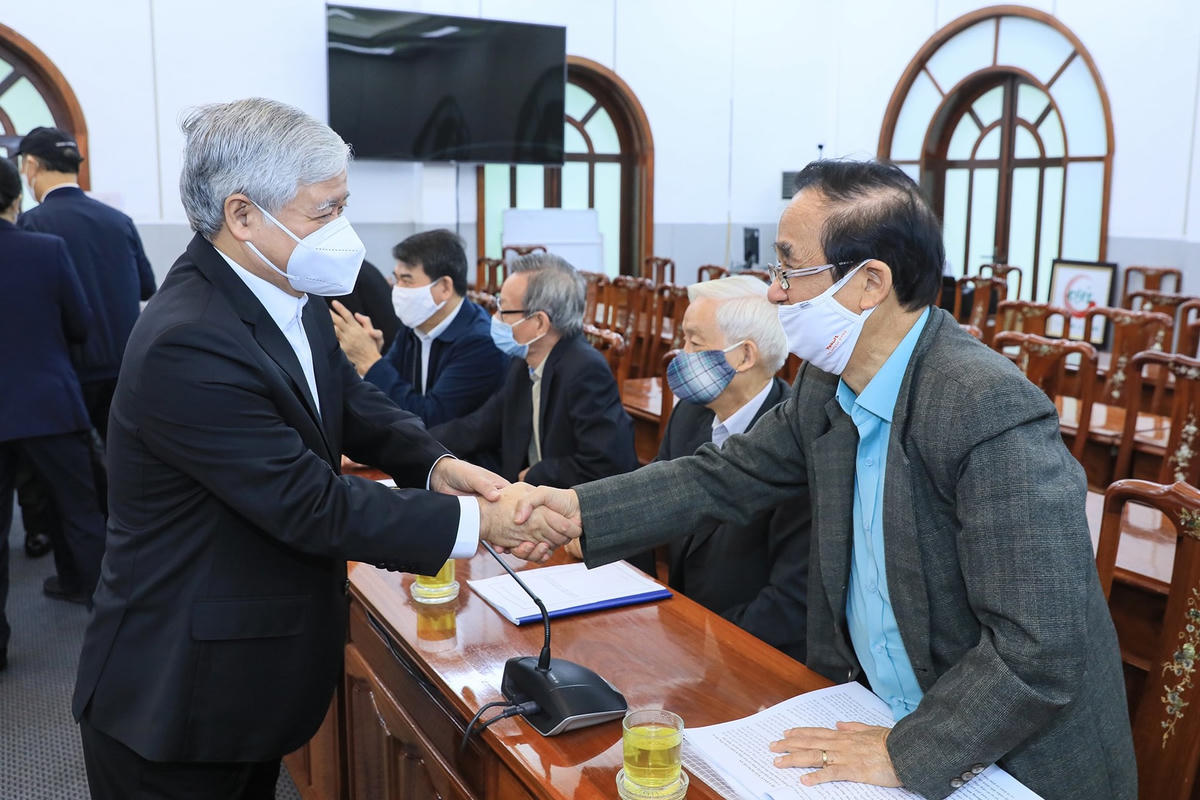 Chủ tịch UBTƯ MTTQ Việt Nam Đỗ Văn Chiến và các đại biểu tham dự Hội thảo.