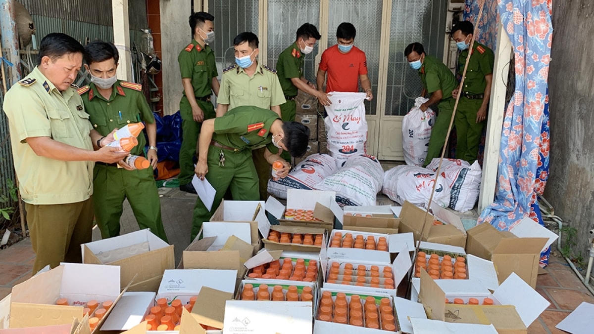 Hơn 1.600 chai và 60 can thuốc bảo vệ thực vật nhãn mác ngước ngoài.  