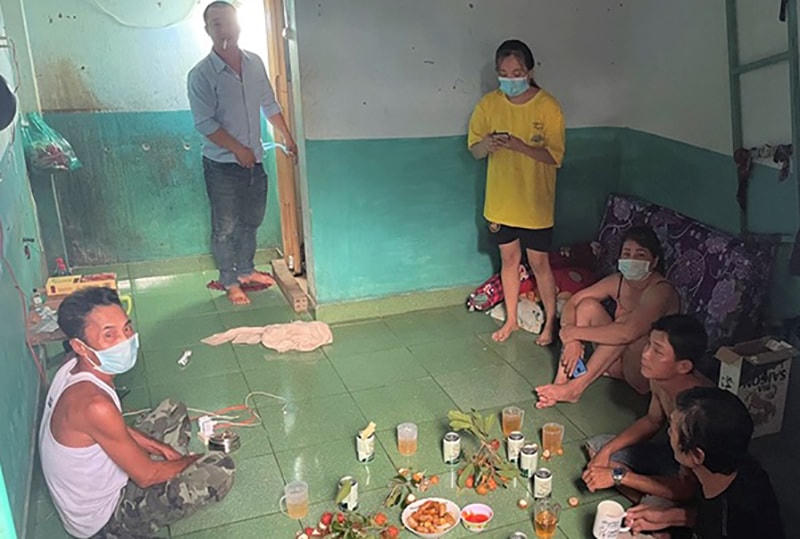 Nhóm người đang ăn nhậu thì bị lực lượng chắc năng phát hiện - Ảnh: CTV.